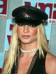Britney Spears maquillaje excesivo y gorra de autoridad