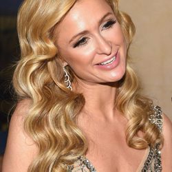Paris Hilton con la melena rizada en la Gala FIT 2016