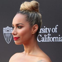 Leona Lewis con un moño alto a modo nido de pájaros