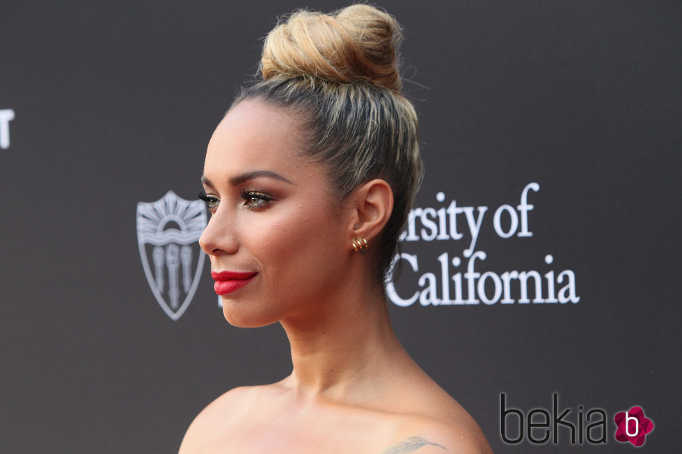 Leona Lewis con un moño alto a modo nido de pájaros