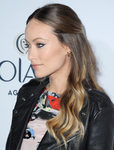Olivia Wilde con media melena y ondas naturales