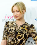 Olivia Wilde rubia y recogido con fleco ladeado