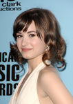 Demi Lovato con corte de pelo bob y bucles