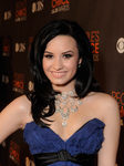 Demi Lovato con media melena en negro