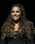 Demi Lovato con melena XL rizada y reflejos rubios