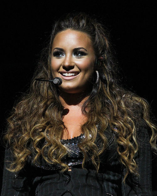 Demi Lovato con melena XL rizada y reflejos rubios