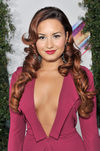 Demi Lovato con melena XL con bucles cerrados