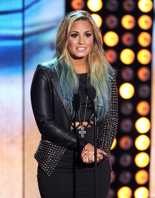 Demi Lovato con degradado de mechas azules