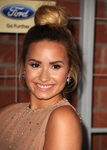 Demi Lovato con moño alto 