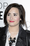 Demi Lovato con pelo corto y negro