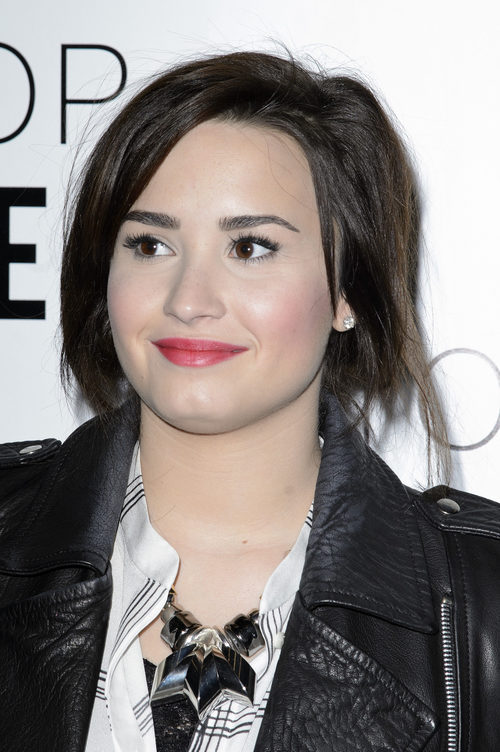 Demi Lovato con pelo corto y negro