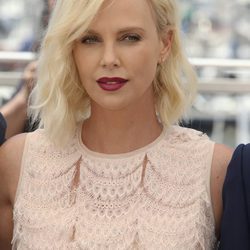 Charlize Theron con los labios rouge en el estreno de 'The last face' en Cannes 2016