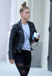 Nina Agdal paseando por Nueva York con un moño alto
