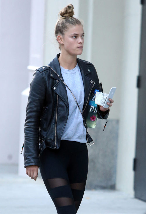 Nina Agdal paseando por Nueva York con un moño alto