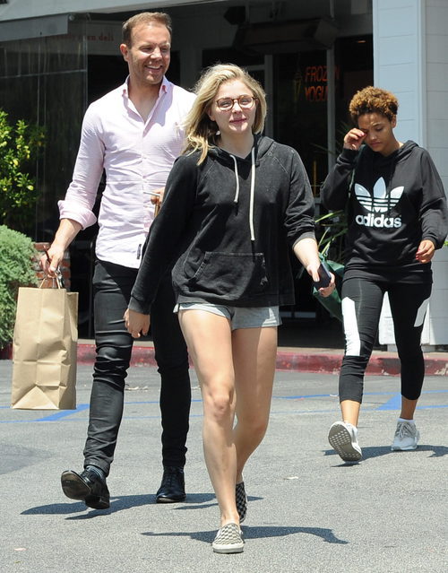Chloe Moretz con gafas de ver y sin maquillaje por Los Angeles
