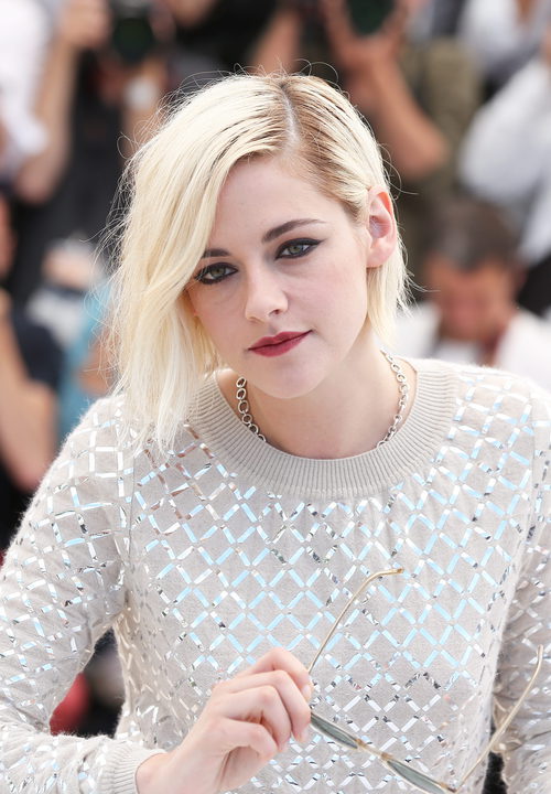 Kristen Stewart con smokey eyes y labios rojos en Cannes 2016