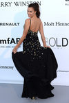 Irina Shayk con la melena recogida en una coleta en la Gala amfAR de Cannes 2016
