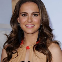 Natalie Portman con el cabello largo y ondas naturales