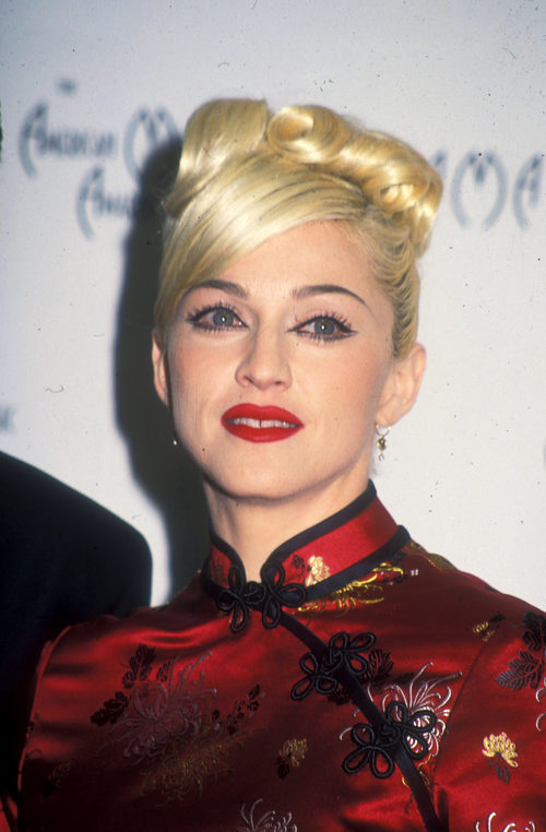 Madonna con un peinado en estilo oriental 