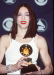 Madonna con corte estilo cleopatra en chocolate