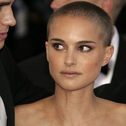 Natalie Portman con el pelo rapado