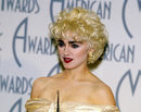 Madonna con el pelo rubio y redondo