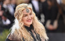 Madonna con tiara con pedrería y pelo con ondas