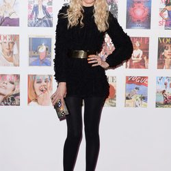 Claudia Schiffer con la melena ondulada en la fiesta del 100 aniversario de Vogue en Londres