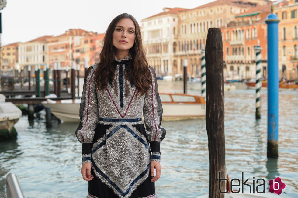 Keira Knightley con un make up muy natural en una cena de My Theresa en Venecia