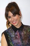 Blanca Suárez con flequillo ladeado y coleta 