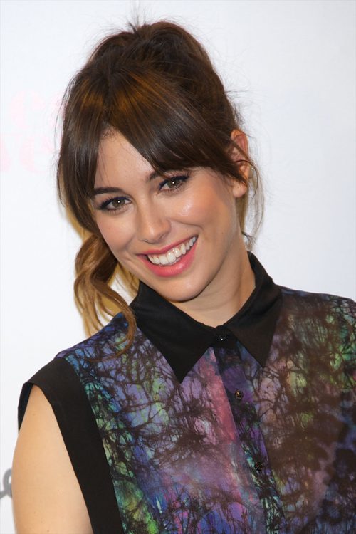 Blanca Suárez con flequillo ladeado y coleta 