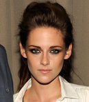 Kristen Stewart con un moño y volumen en la parte superior