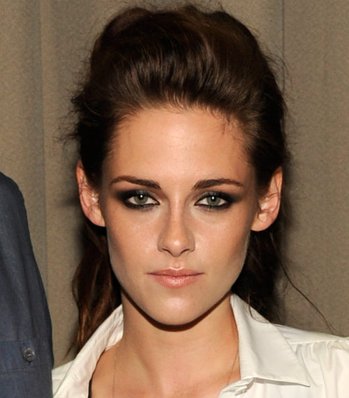 Kristen Stewart con un moño y volumen en la parte superior