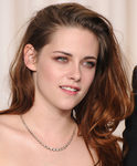 Kristen Stewart con pelo suelto hacia un lado
