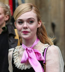 Elle Fanning con el pelo aplastado en el desfile de la Colección Crucero 2017 de Gucci