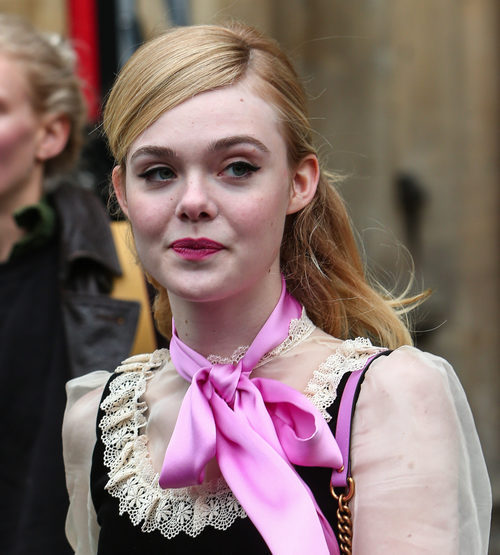 Elle Fanning con el pelo aplastado en el desfile de la Colección Crucero 2017 de Gucci
