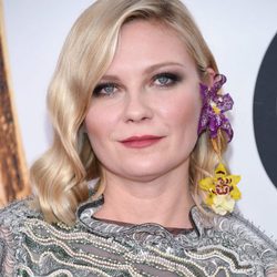 Kirsten Dunst con un pendiente maxi floral