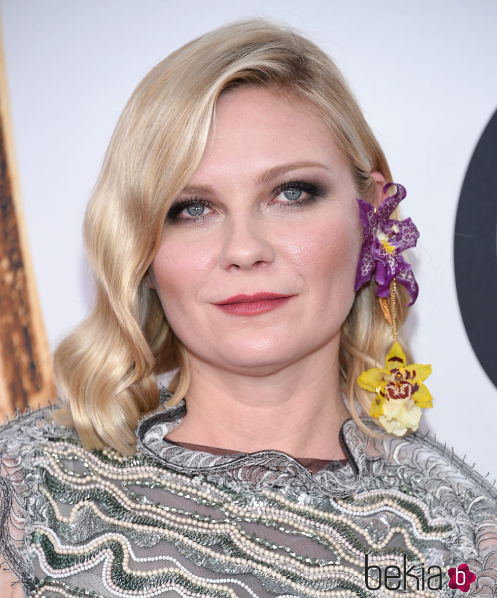 Kirsten Dunst con un pendiente maxi floral