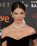 Juana Acosta con un peinado clásico y complementos de diamantes