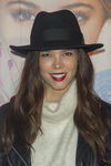 Juana Acosta con el cabello suelto y un sombrero negro 
