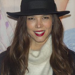 Juana Acosta con el cabello suelto y un sombrero negro 