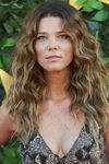 Juana Acosta con el pelo suelto y ondas naturales