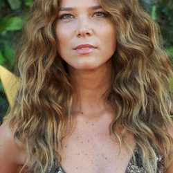 Juana Acosta con el pelo suelto y ondas naturales