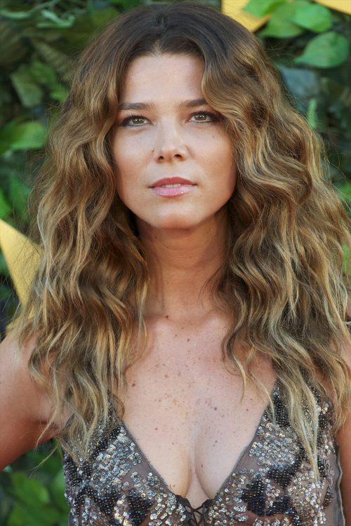 Juana Acosta con el pelo suelto y ondas naturales