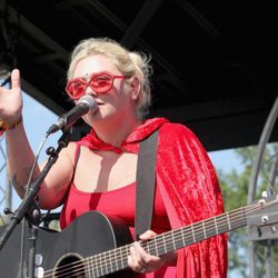 Elle King con un recogido alborotado y gafas en forma de beso