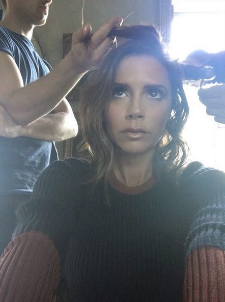 Victoria Beckham en la peluquería cortándose la melena para tener un long bob