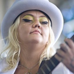 Elle King con un recogido y sombrero de copa