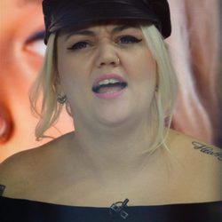 Elle King con un recogido y sombrero policíaco