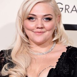 Elle King con un peinado con ondas marcadas