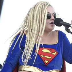 Elle King con rastas en todo el cabello